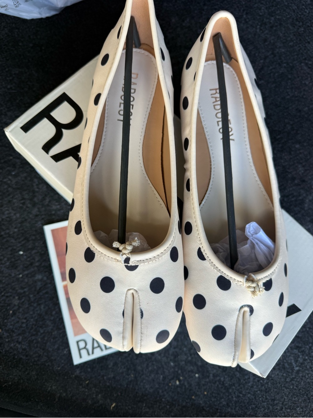Raboesy Polka Dot Split-Toe Ballet Flats - Cream/Black